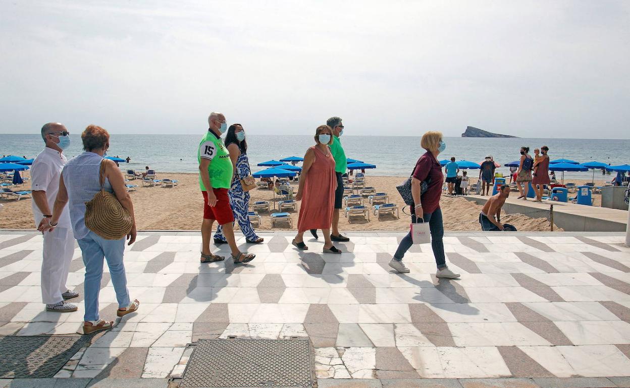 Turistas pasean por Benidorm. 