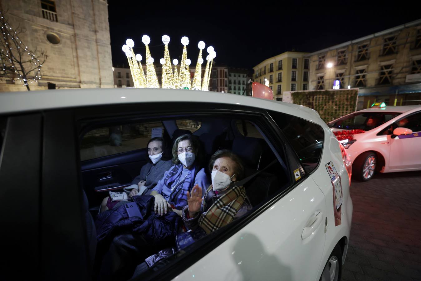 Fotos: Una cabalgata de taxistas acompaña a ancianos de Valladolid a ver las luces de Navidad