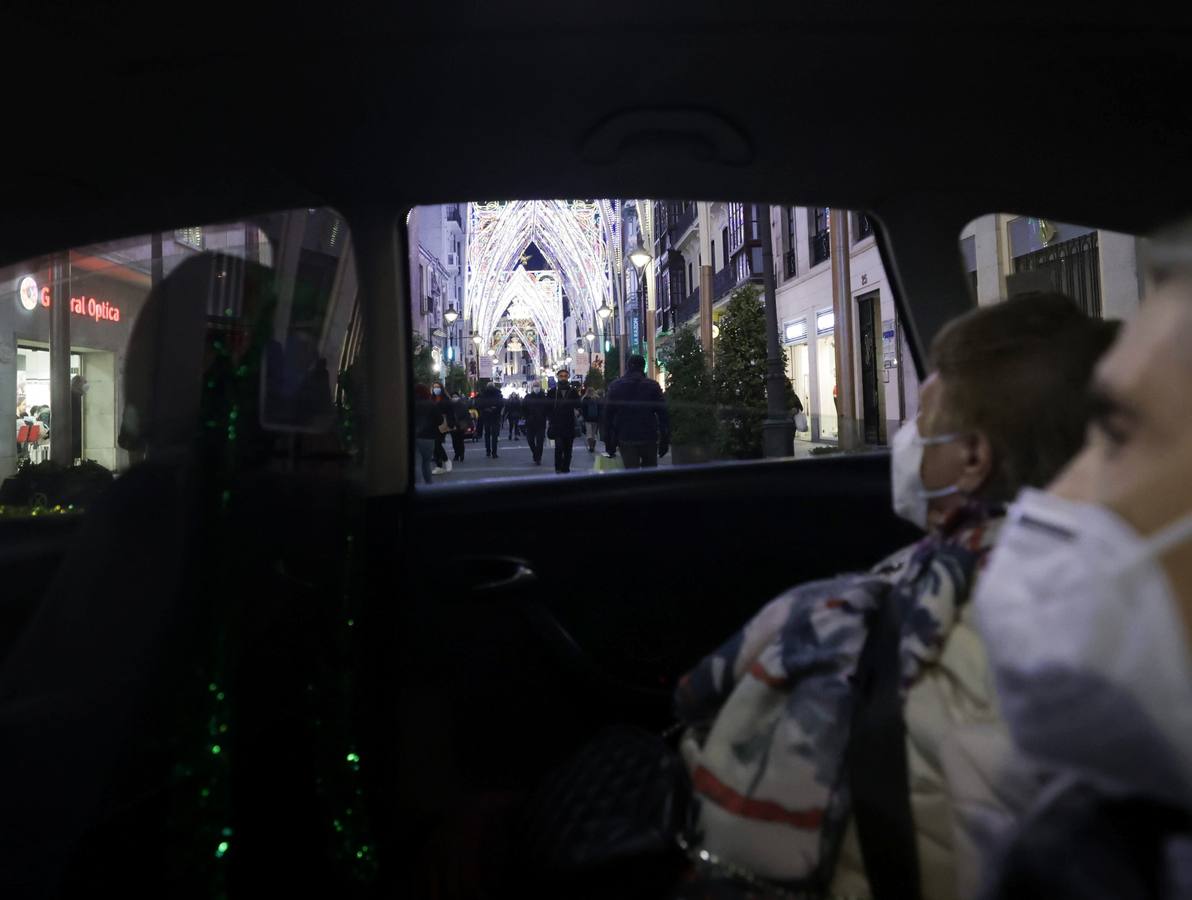 Fotos: Una cabalgata de taxistas acompaña a ancianos de Valladolid a ver las luces de Navidad