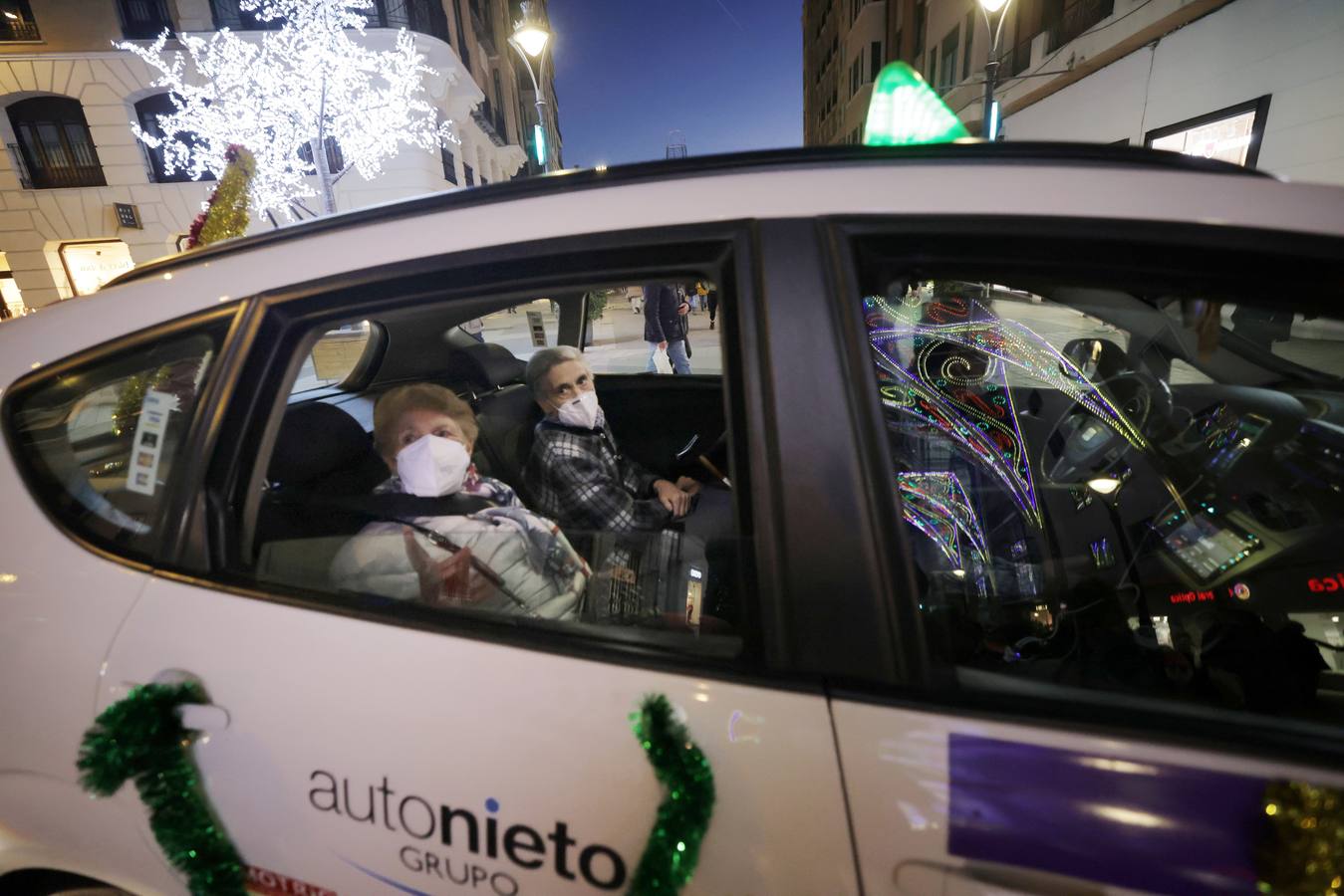 Fotos: Una cabalgata de taxistas acompaña a ancianos de Valladolid a ver las luces de Navidad