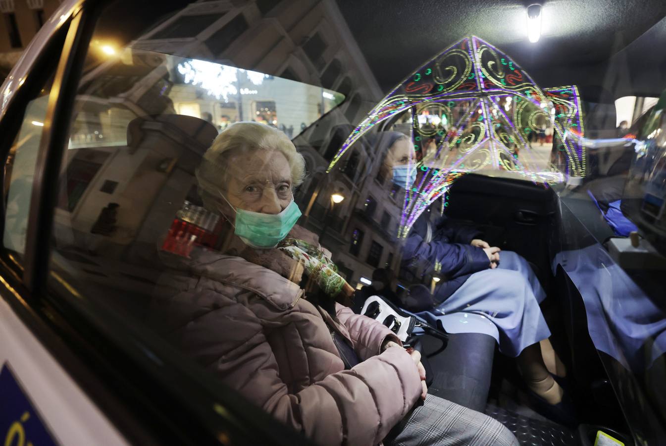 Fotos: Una cabalgata de taxistas acompaña a ancianos de Valladolid a ver las luces de Navidad