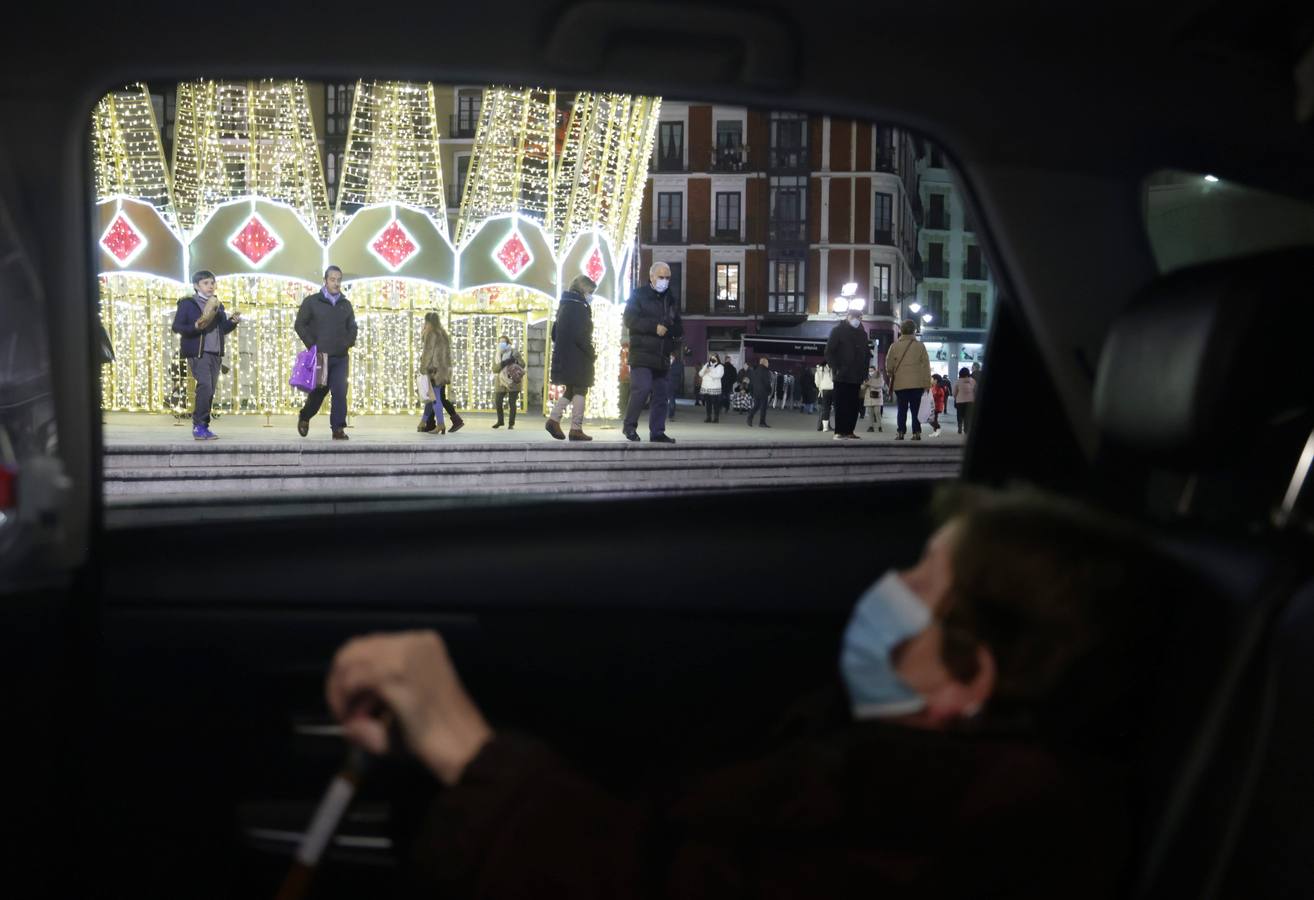 Fotos: Una cabalgata de taxistas acompaña a ancianos de Valladolid a ver las luces de Navidad