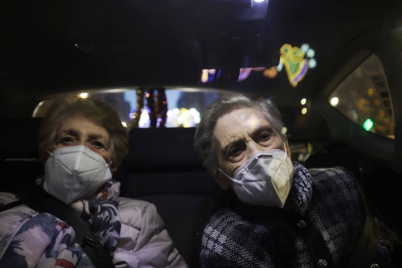 Fotos: Una cabalgata de taxistas acompaña a ancianos de Valladolid a ver las luces de Navidad