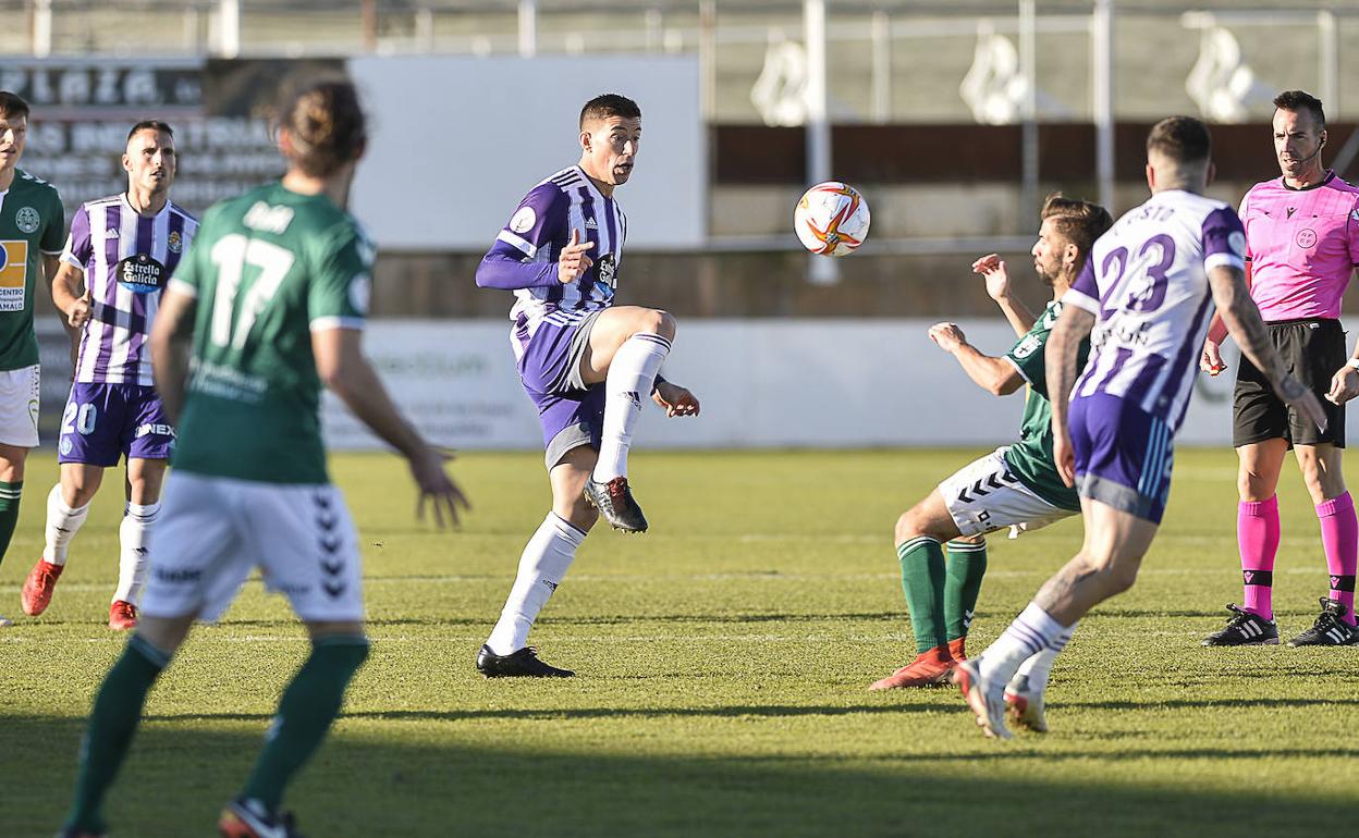 Una acción de la primera ronda de Copa del Rey disputada por el Real Valladolid en campo del Marchamalo. 