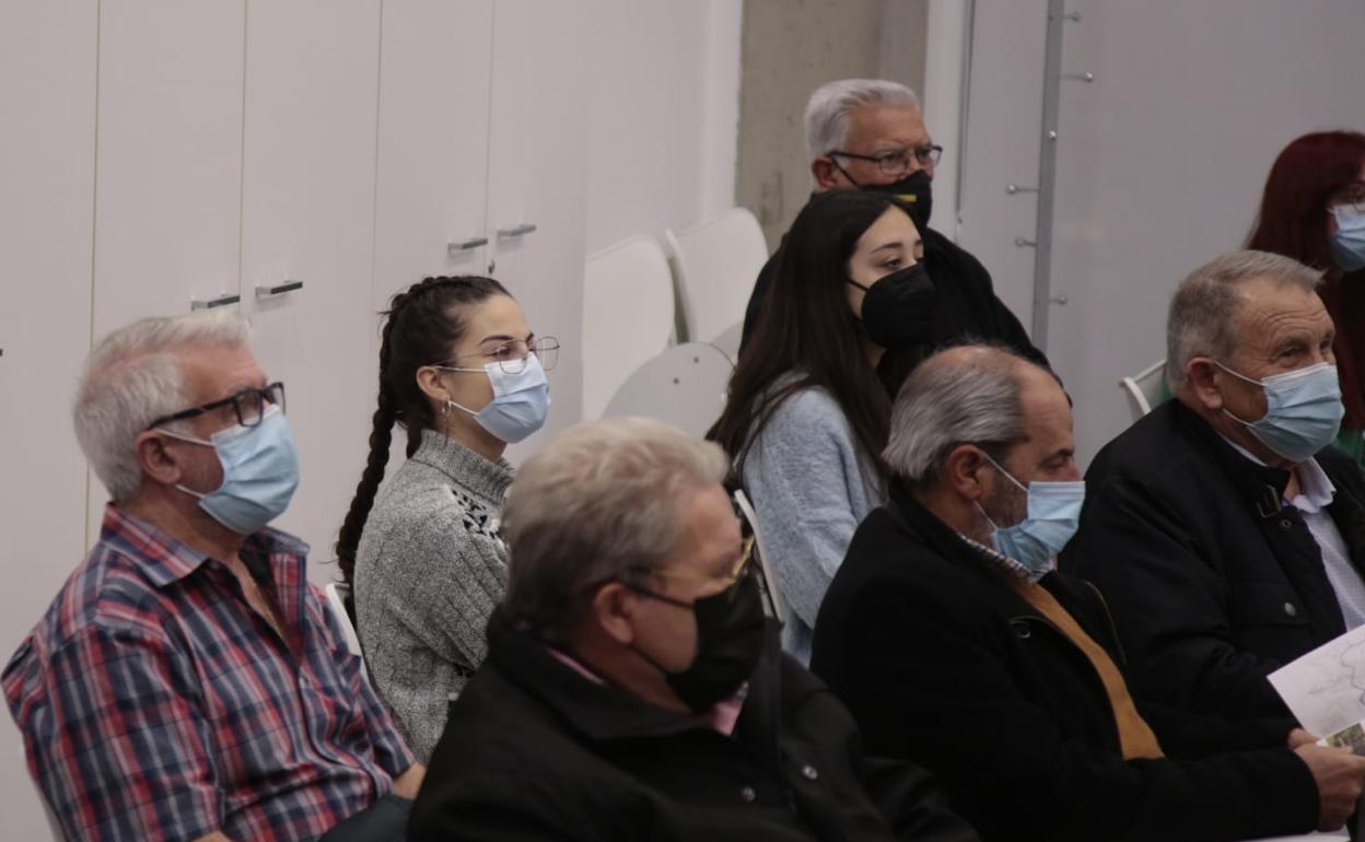 Los asistentes al taller intergeneracional en el C.M.I: Julián Sánchez 'El Charro'. 