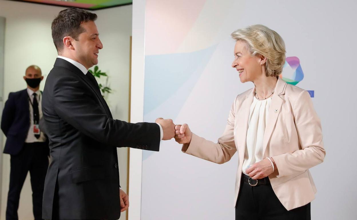 El presidente de Ucrania, Volodymyr Zelensky, y la presidenta de la Comisión Europea, Ursula Von der Leyen. (