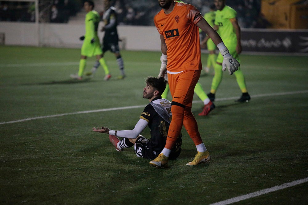 Un cruel final con gol en propia puerta apea de la Copa a un gran Unionistas ante el Elche de Primera (0-1)