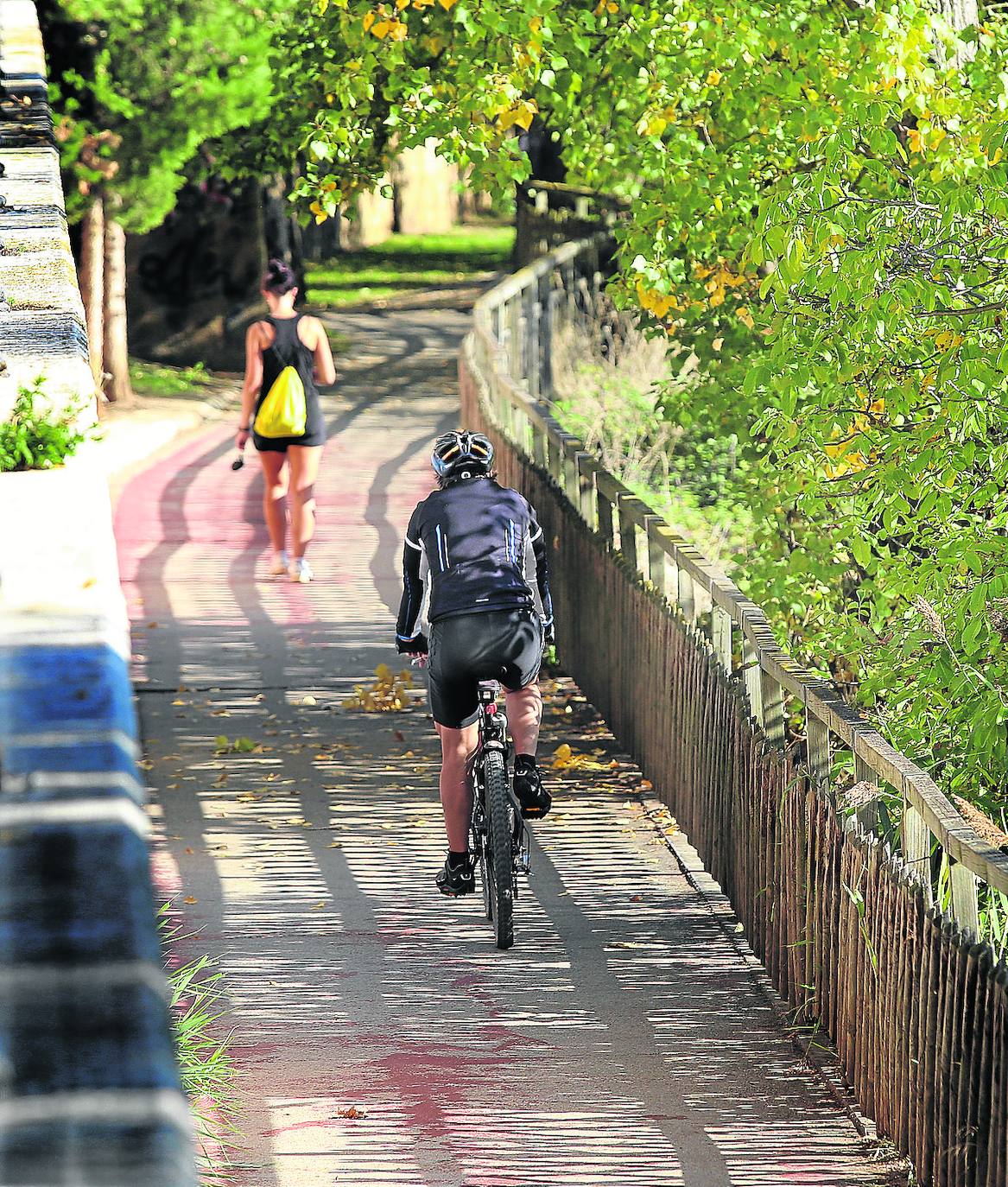 Paseo por el carril bici junto al Puente Mayor. 