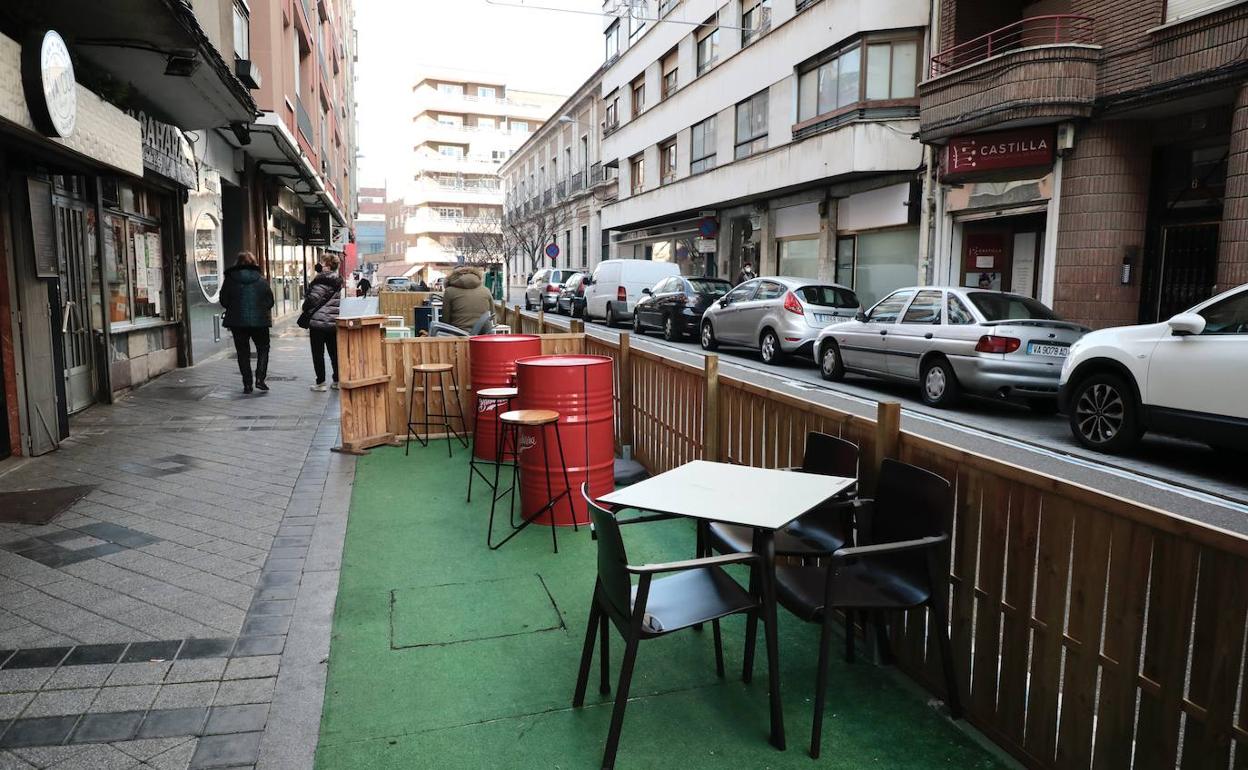 Franja de terrazas en plazas de aparcamiento en Conde Ribadeo.