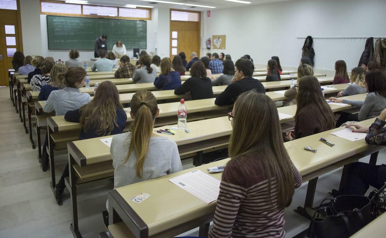 Examen de una oposición para cubrir plazas de enfemería en Salamanca. 