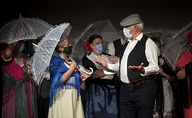 Los integrantes del grupo, con mascarilla, durante una actuación. 
