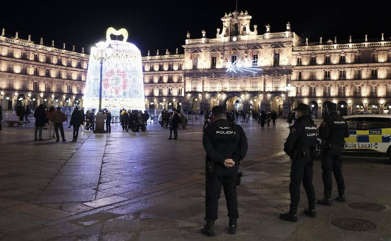 Varios agentes controlan a los jóvenes reunidos ayer en la Plaza Mayor de Salamanca.