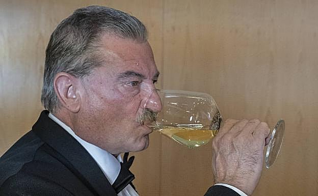 Pablo Martín prueba el verdejo durante la cata.