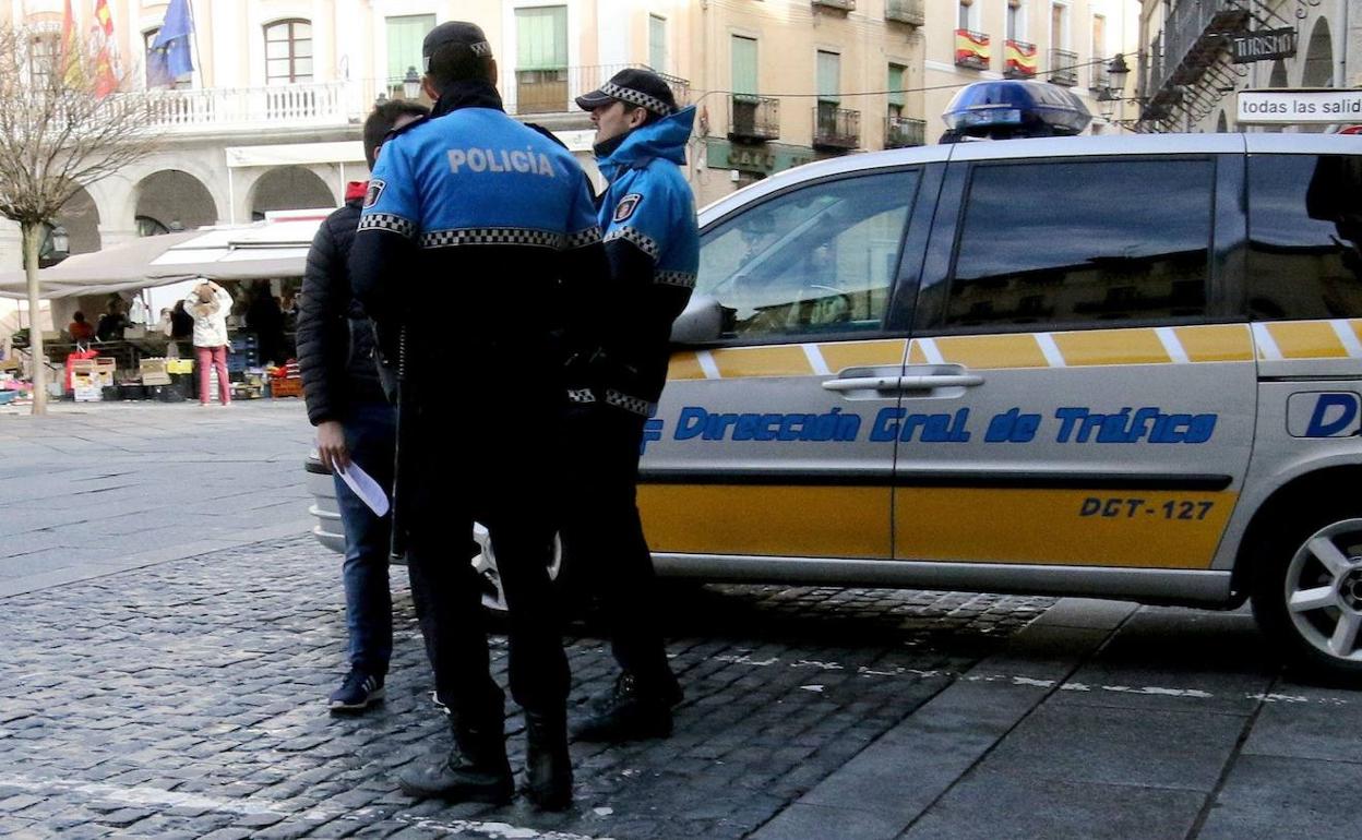 Policías locales en la Plaza Mayor de Segovia. 