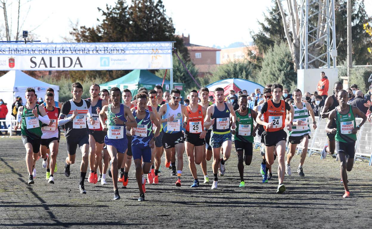 Salida de la prueba masculina, con el ganador, Rodrigue, a la erecha de la imagen.