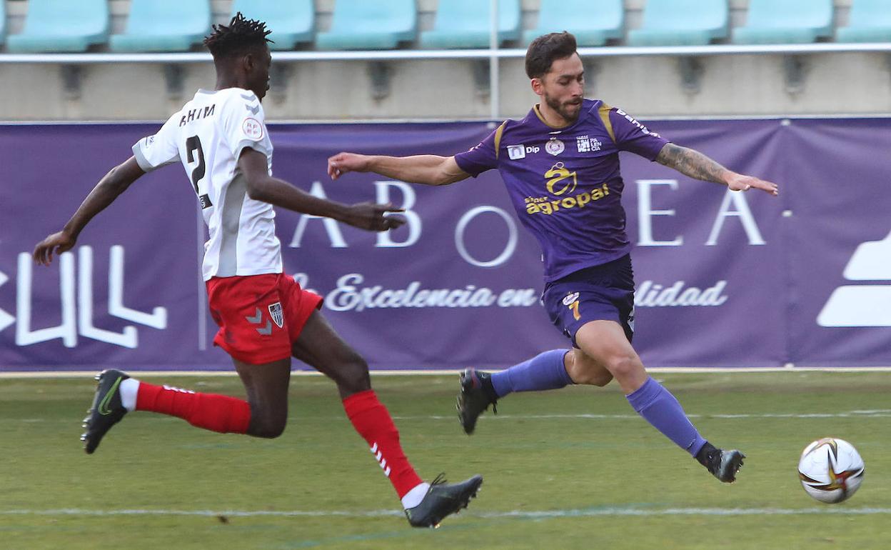 Álvaro intenta el disparo ante Rahim, en el partido de hoy ante la Segoviana. 