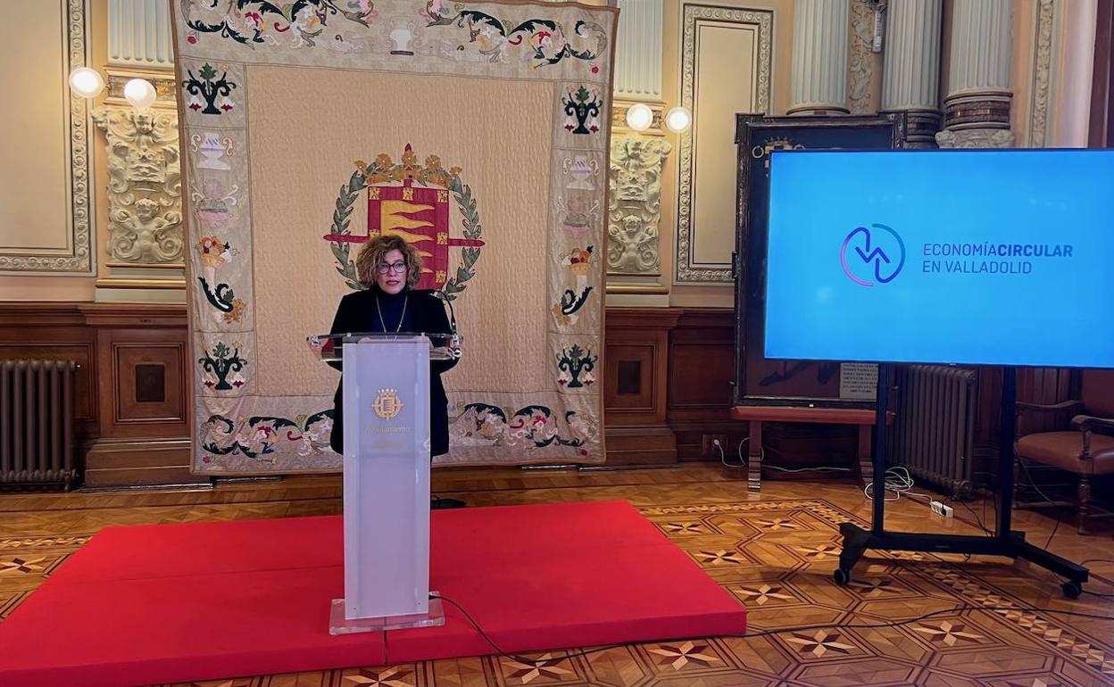 La concejala Charo Chávez durante la presentación de la nueva web. 