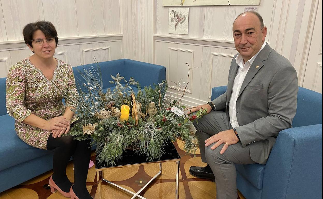 La alcaldesa de Espirdo, María Cuesta y el presidente de la Diputación, Miguel Ángel de Viocente, junto a uno de los centros navideños con fines solidarios. 