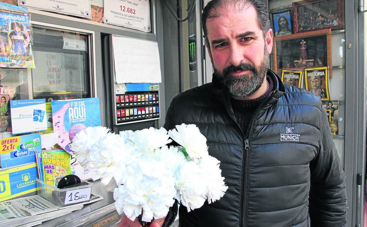 Miguel Herranz muestra un ramo de las flores de papel que se están recogiendo. 