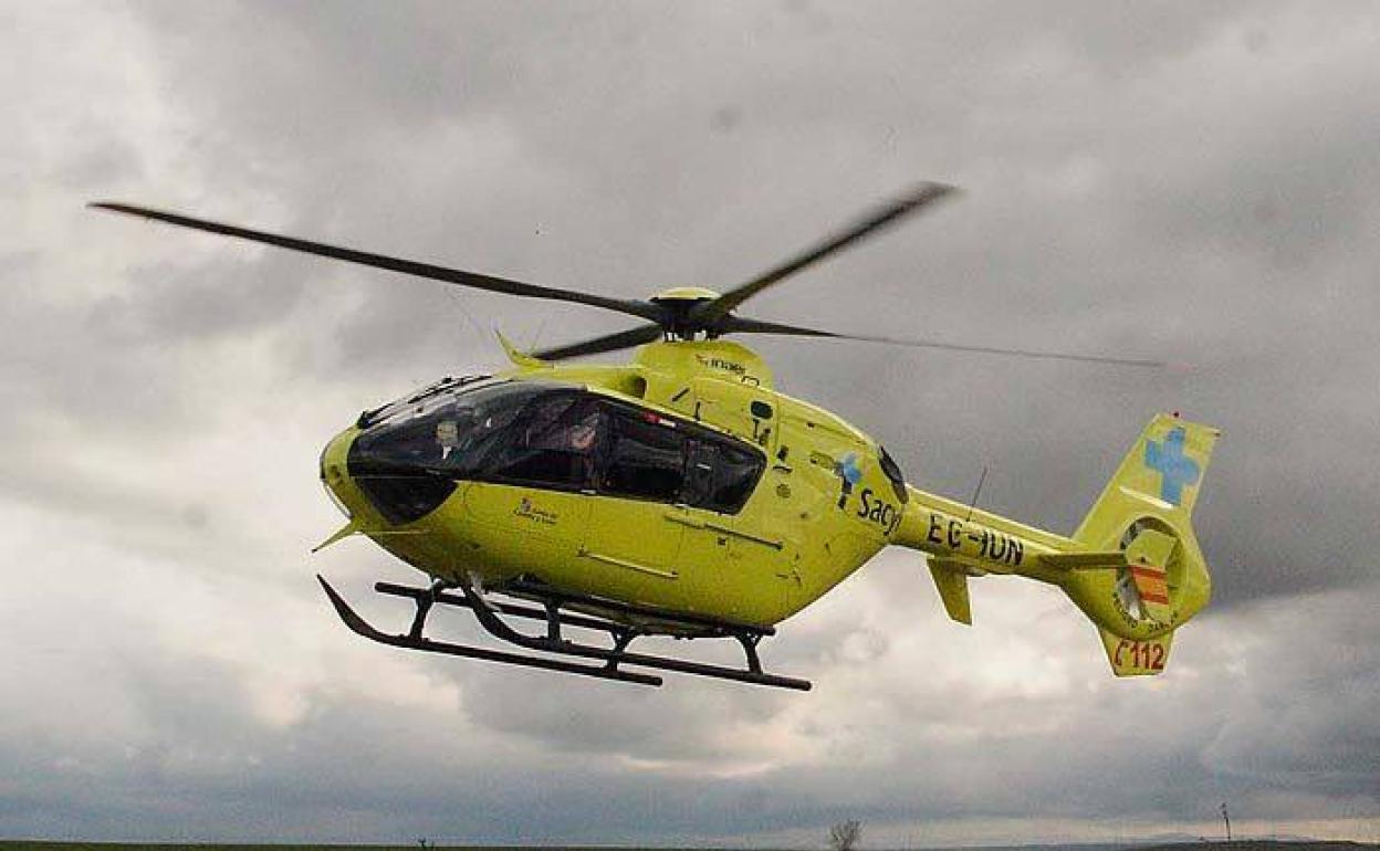 Helicóptero como en el que se ha sido trasladado el ciclista herido este domingo en Navas de Riofrío. 