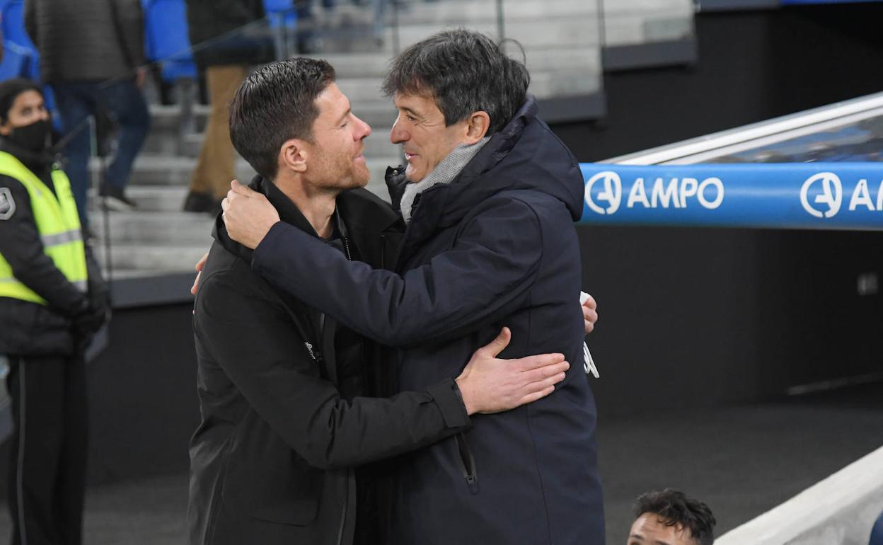 Pacheta saluda efusivamente a Xabi Alonso antes de comenzar el partido. 
