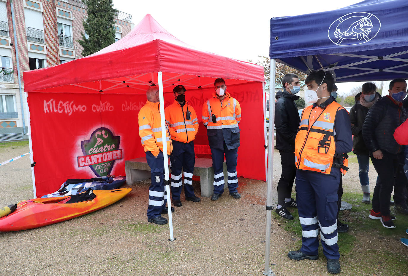 Fotos: Frío y solidario chapuzón por las asociaciones de personas con discapacidad