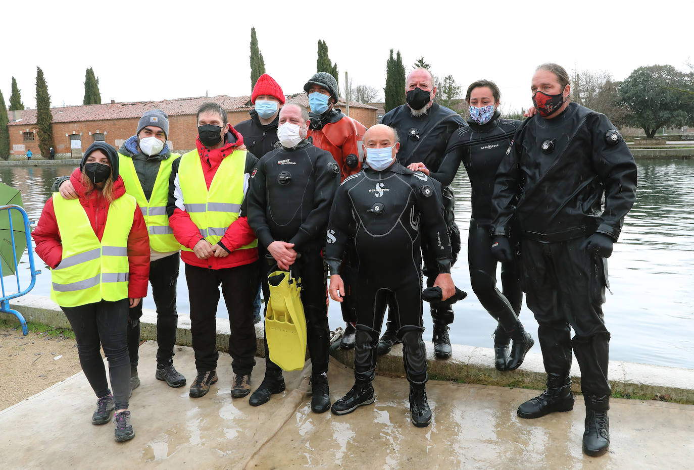 Fotos: Frío y solidario chapuzón por las asociaciones de personas con discapacidad