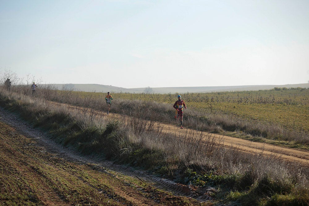 Soleada mañana en los caminos de Cabrerizos para la disputa de la tercera jornada de la Liga de Cross, que alcanza su ecuador al rojo vivo