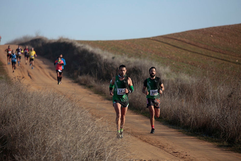 Soleada mañana en los caminos de Cabrerizos para la disputa de la tercera jornada de la Liga de Cross, que alcanza su ecuador al rojo vivo