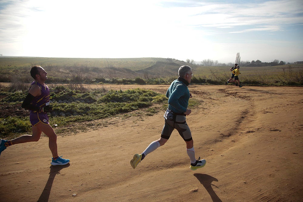 Soleada mañana en los caminos de Cabrerizos para la disputa de la tercera jornada de la Liga de Cross, que alcanza su ecuador al rojo vivo