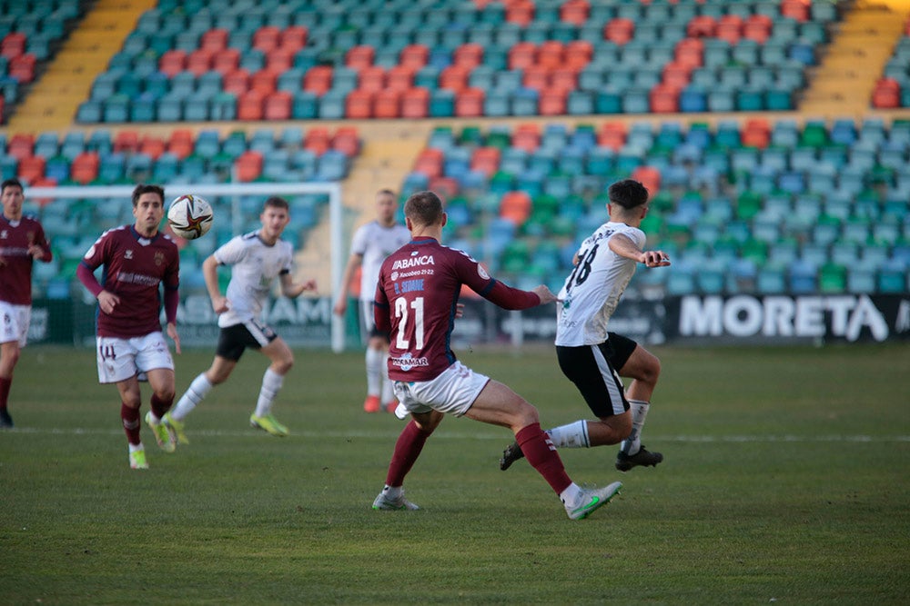 El Salamanca UDS cae con el Pontevedra y pasará las Navidades en puesto de descenso a Tercera RFEF (1-2)