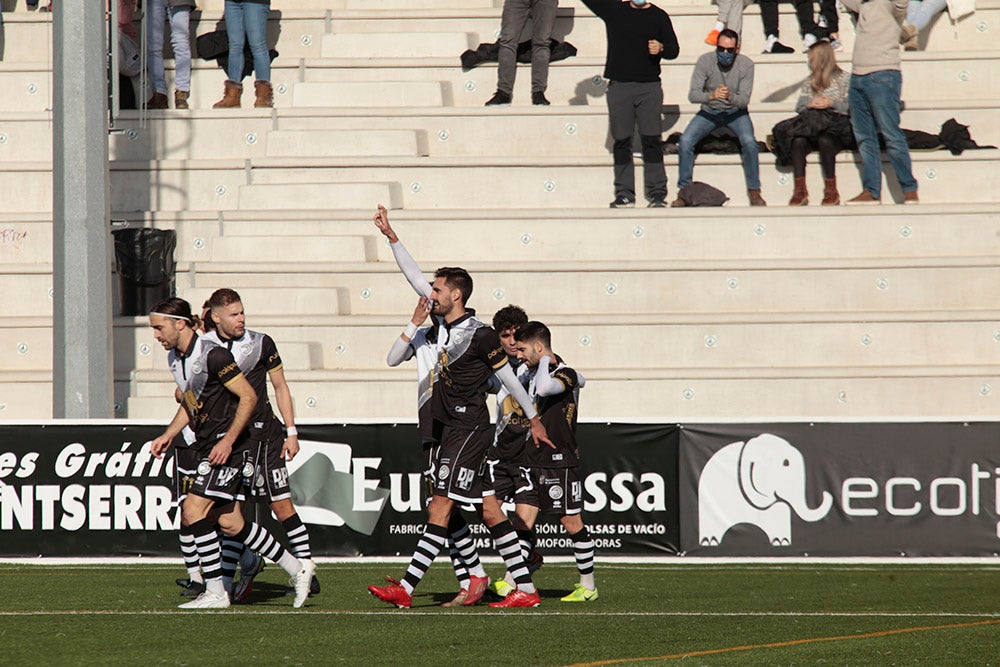 Unionistas vence a la potente UD Logroñés para romper su racha de más dos meses sin ganar en la liga y se va cuarto del grupo al parón