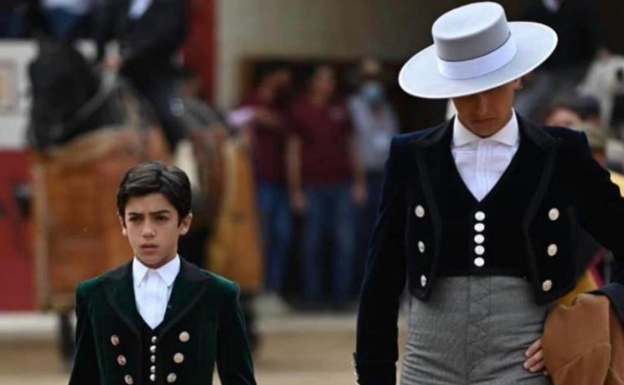 Lima. Haciendo el paseíllo con Andrés Roca Rey en la plaza de la Esperanza, donde obtuvo dos orejas. 