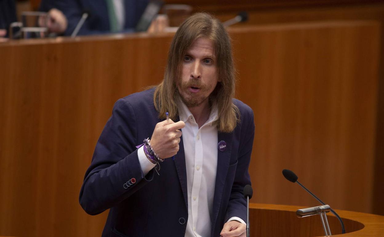 Pablo Fernández, en la tribuna de las Cortes. 