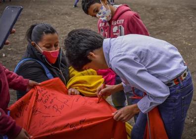 Imagen secundaria 1 - 1. Toreando en Quito, Ecuador | 2. Firmando capotes y muletas a los niños aficionados en Quito. | 3. Plaza de la Esperanza. Saliendo a hombros en Lima, donde mató su primer novillo en público. 