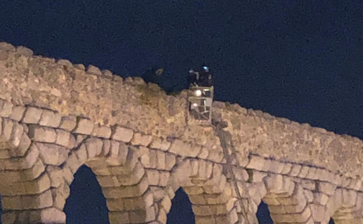 Rescatan a un hombre encaramado en lo alto del Acueducto