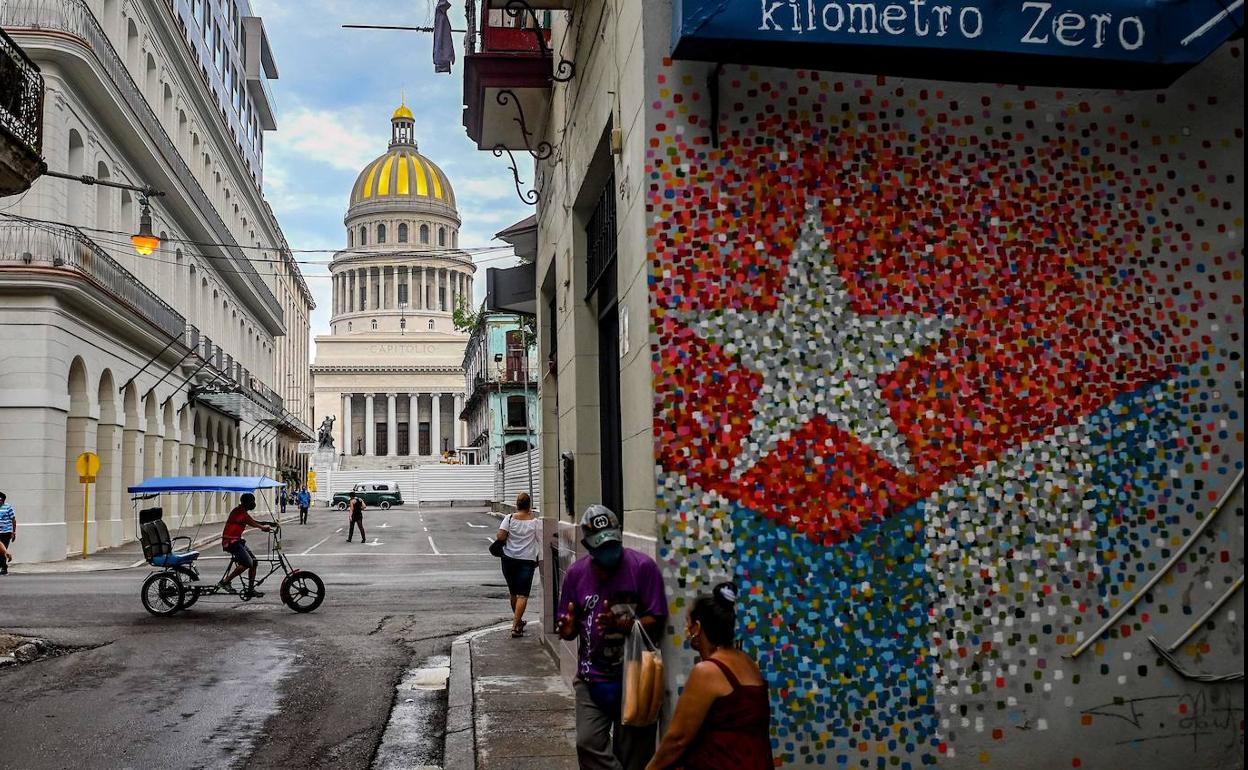 Graffiti con la bandera cubana en una calle de La Habana.