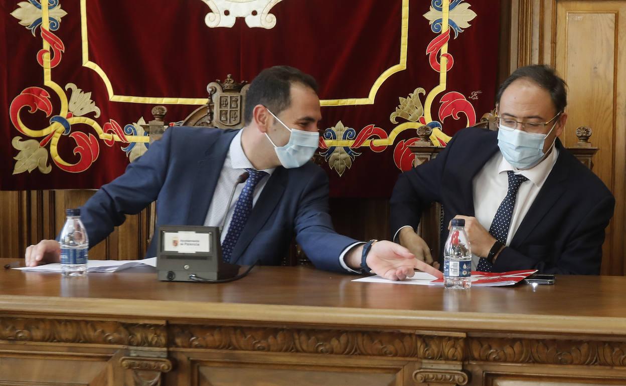 Mario Simón, junto al portavoz del PP, Alfonso Polanco, en un pleno de Palencia.