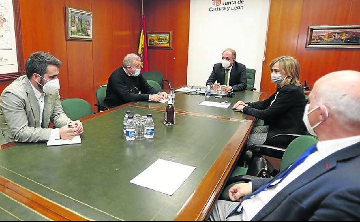 Reunión mantenida este lunes en la Delegación de la Junta.