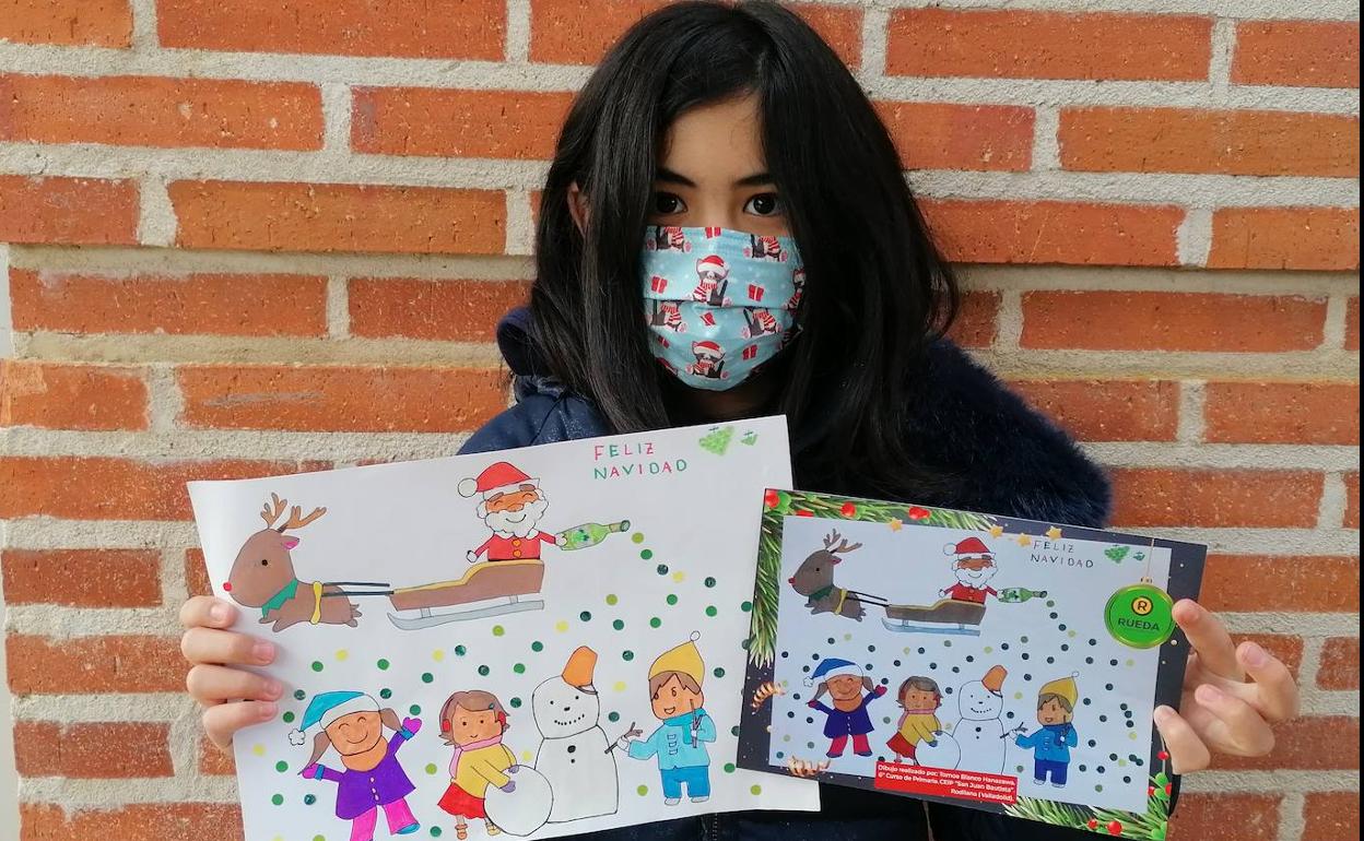 Tomoe Blanco Anazawa posa con su tarjeta ganadora. 