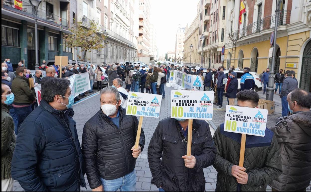 Unas 200 personas reclaman a la CHD el aumento de la regulación del caudal hasta el 50%