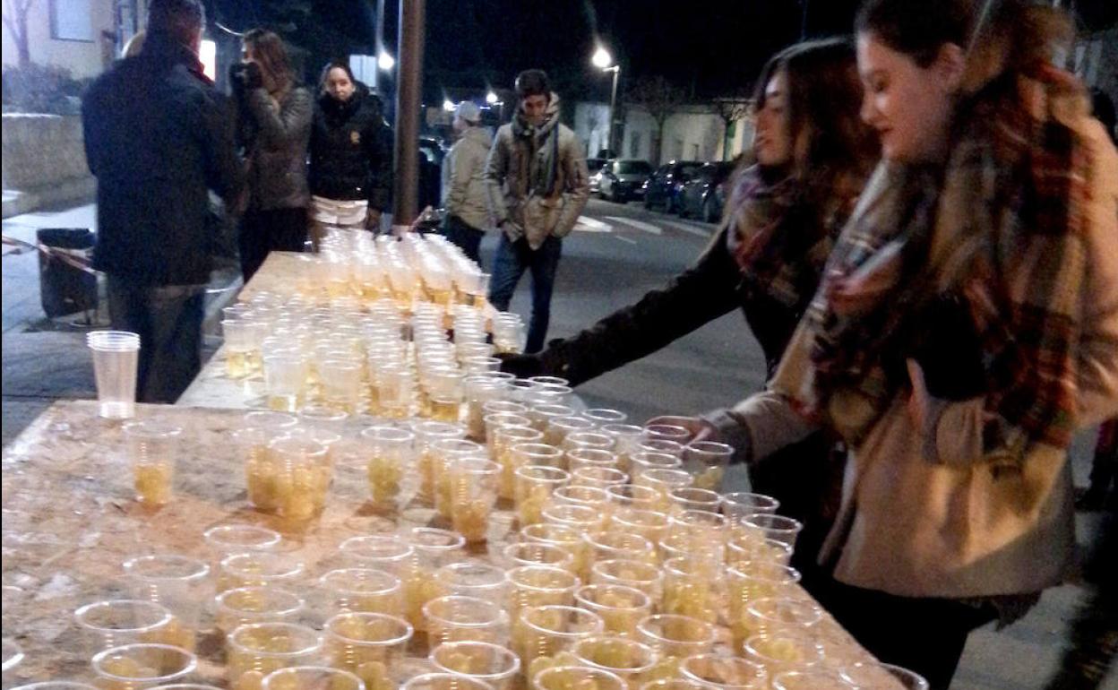 Uvas en vasos de plástico durante una anterior celebración de la Nochevieja anticipada en Abades..