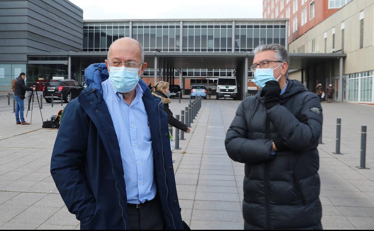 Francisco Igea, este martes, con el gerente, Juán López Messa, a las puertas del hospital.