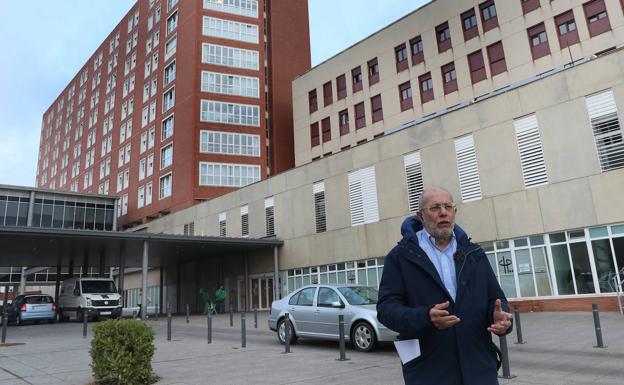 Francisco Igea, a las puertas del Hospital de Palencia.