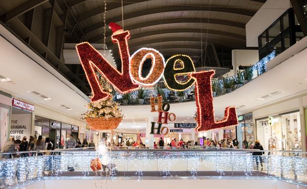 Palabras navideñas como Papá Noel, Paz y Amor se suceden en el centro comercial. 