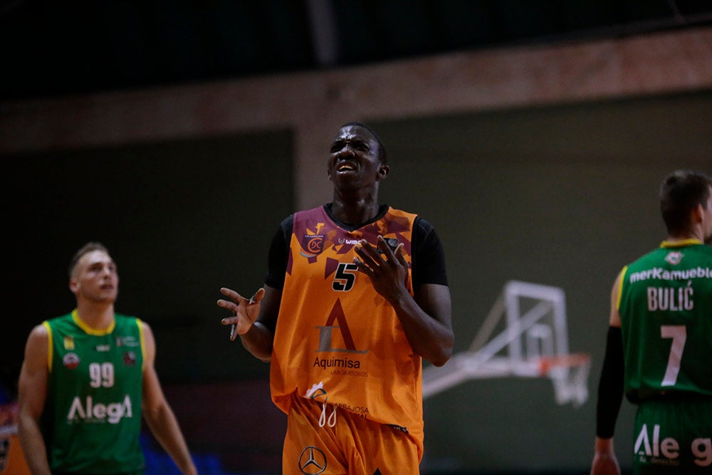 Un nervioso Aquimisa tira el partido en un pésimo último cuarto ante Cantabria (61-64)