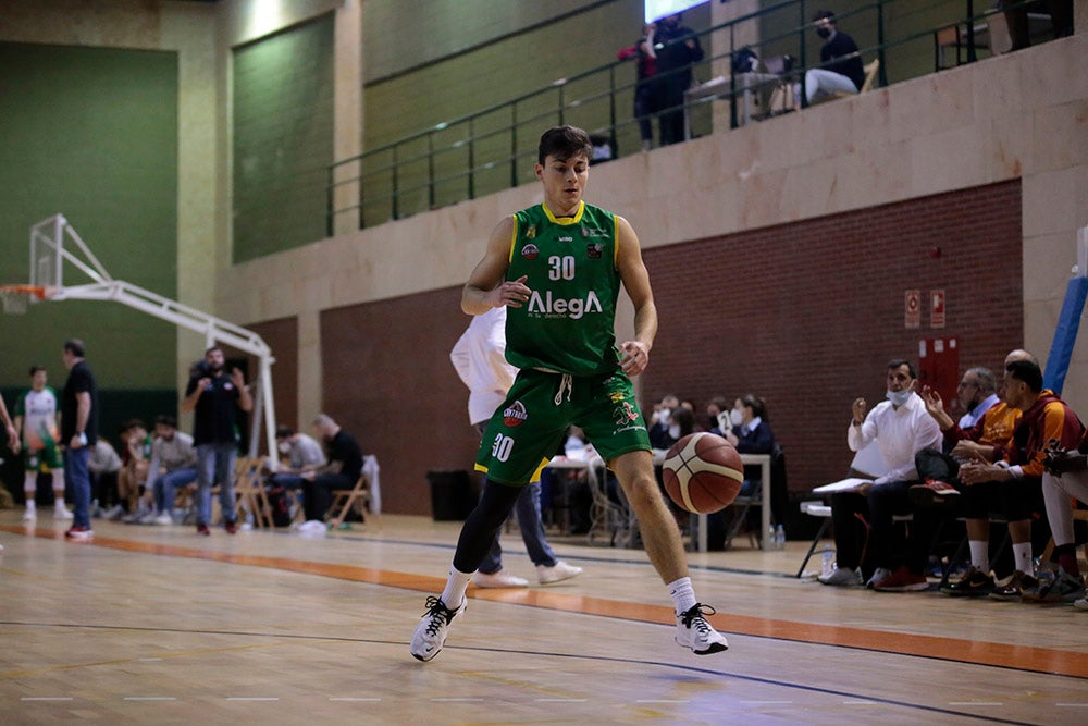 Un nervioso Aquimisa tira el partido en un pésimo último cuarto ante Cantabria (61-64)