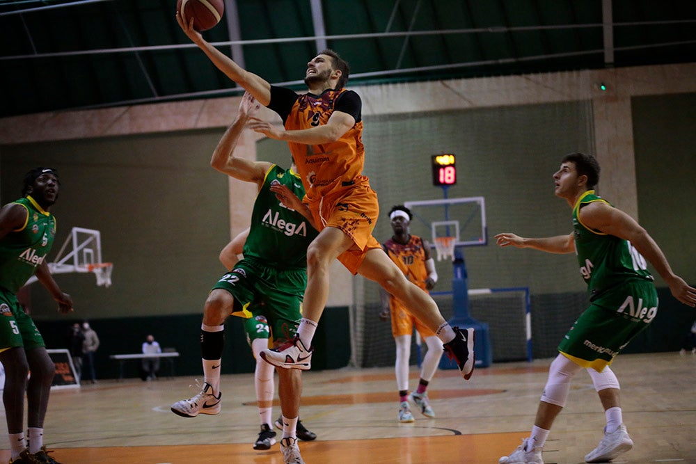 Un nervioso Aquimisa tira el partido en un pésimo último cuarto ante Cantabria (61-64)