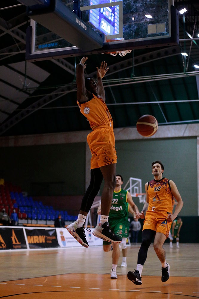 Un nervioso Aquimisa tira el partido en un pésimo último cuarto ante Cantabria (61-64)