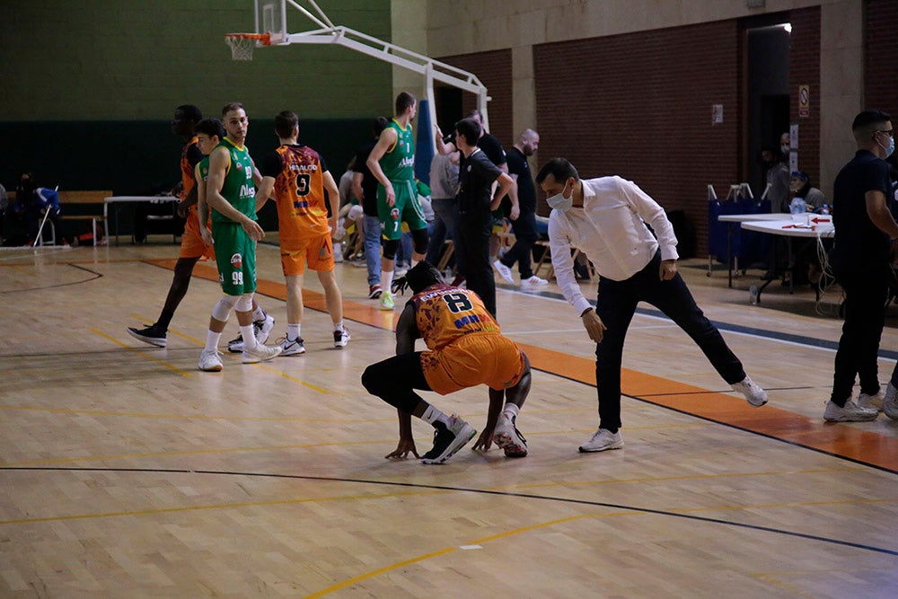 Un nervioso Aquimisa tira el partido en un pésimo último cuarto ante Cantabria (61-64)